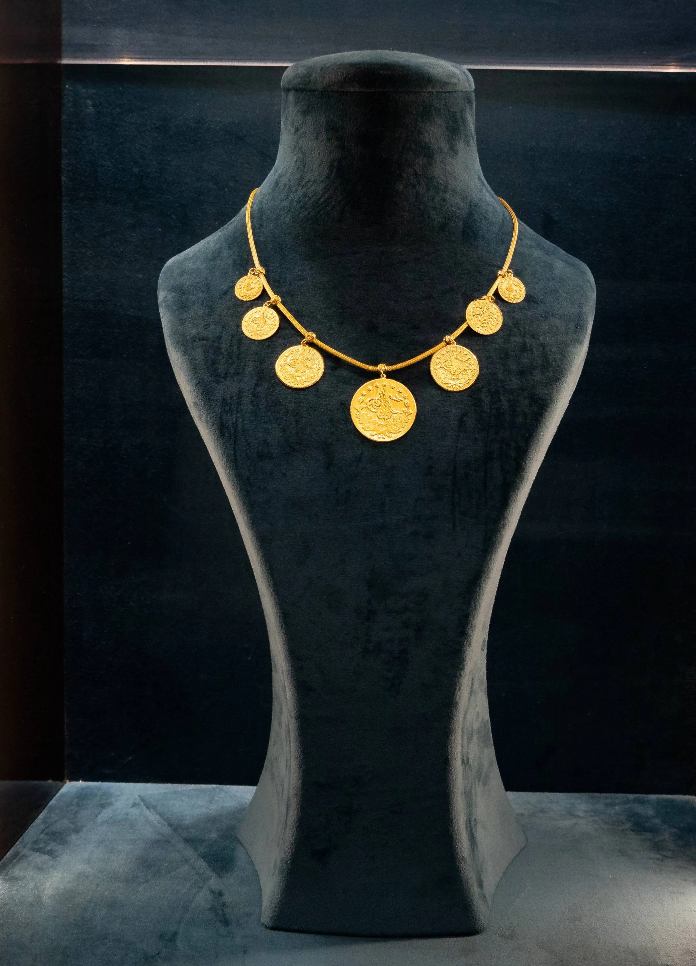 beautiful women gold chain  22 Karat 