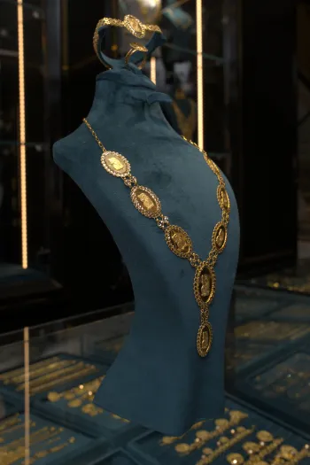 beautiful women gold chain