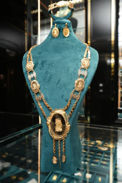 beautiful women gold chain  bracelet earrings 22 Karat 